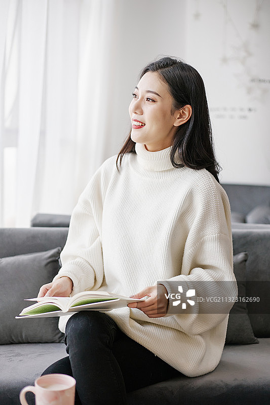 坐在咖啡厅的女孩在看书图片素材