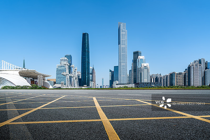 沥青公路地面和金融区建筑图片素材