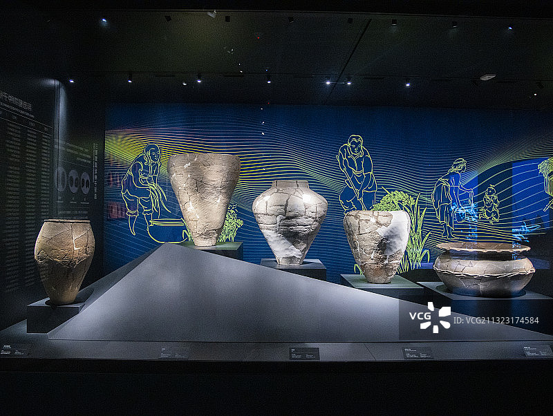 四川广汉三星堆博物馆中展示的的三星堆文明陶器文物图片素材
