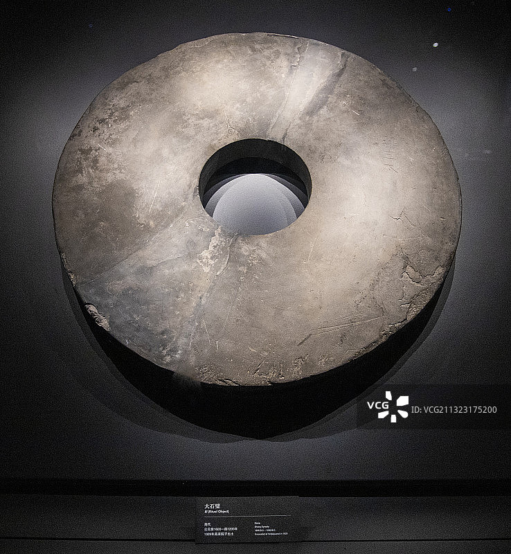 四川广汉市三星堆博物馆中展示出来的三星堆玉器图片素材