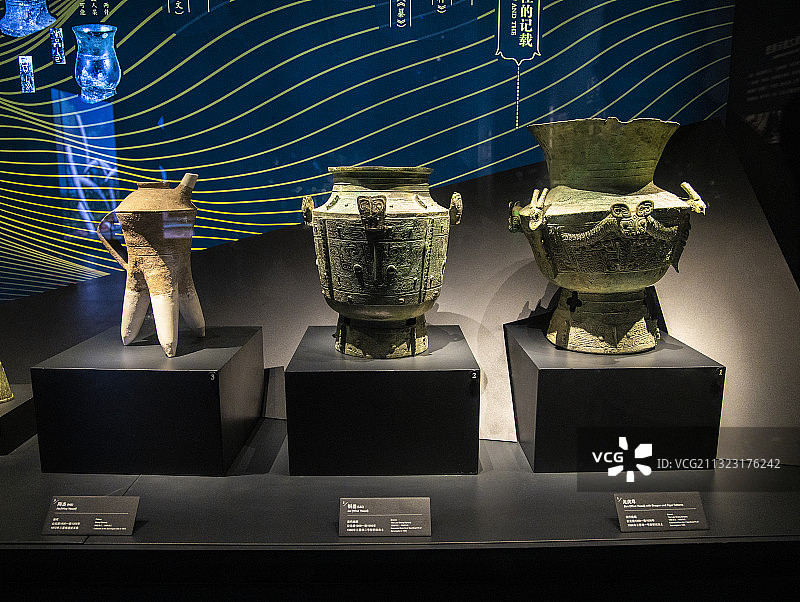四川省广汉市三星堆博物馆中陈列出来的三星堆青铜文物器件图片素材