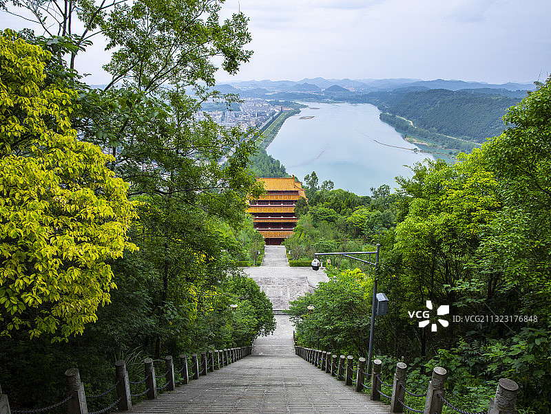 四川省阆中市的滕王阁屹立在城郊高山之上图片素材