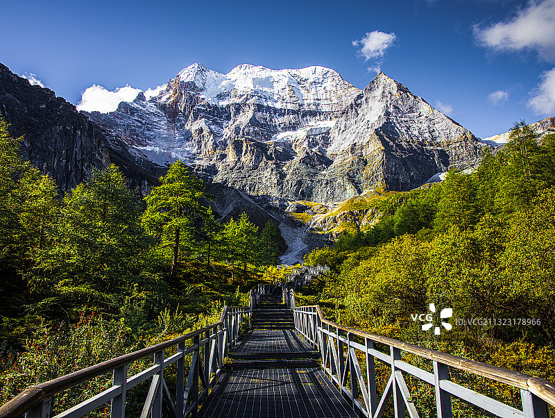 九月的夏天，中国四川稻城亚丁景区的壮观美丽风景图片素材
