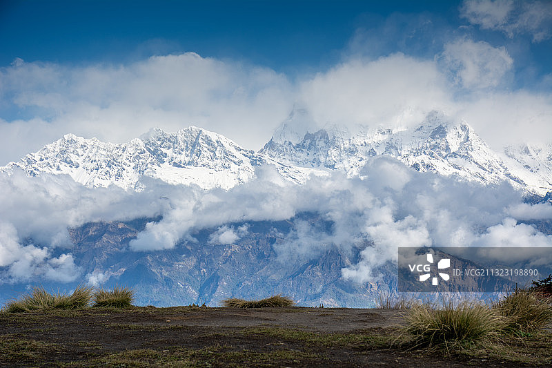 山顶平台，草地平台，地面，尼泊尔风光，雪山，西藏以西图片素材