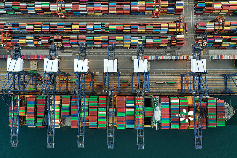 广东省深圳市盐田区盐田港国际集装箱码头和翡翠岛航拍图片素材