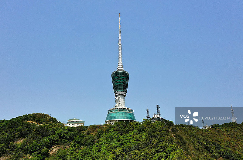 广东省深圳市罗湖区莲塘仙桐体育公园和梧桐山电视塔航拍图片素材