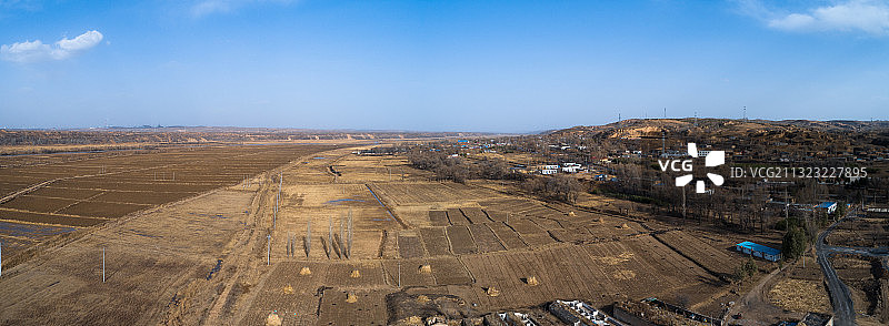 陕北榆林毛乌苏沙漠与黄土高坡间的无定河滋养下的稻田图片素材