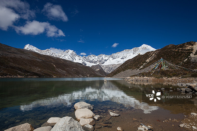 高原上湖泊里的雪山倒影图片素材