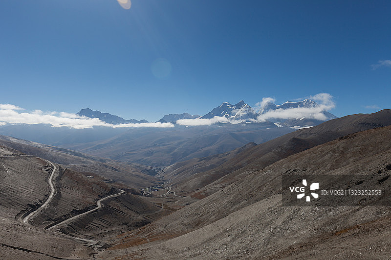 西藏山南云雾缭绕的高山和小路图片素材