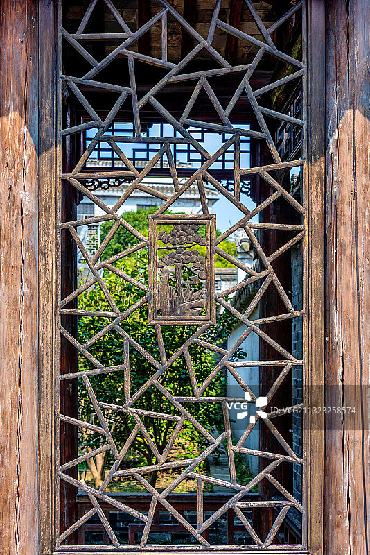 中国江苏泰州溱潼古镇山茶院冰裂纹木雕图片素材