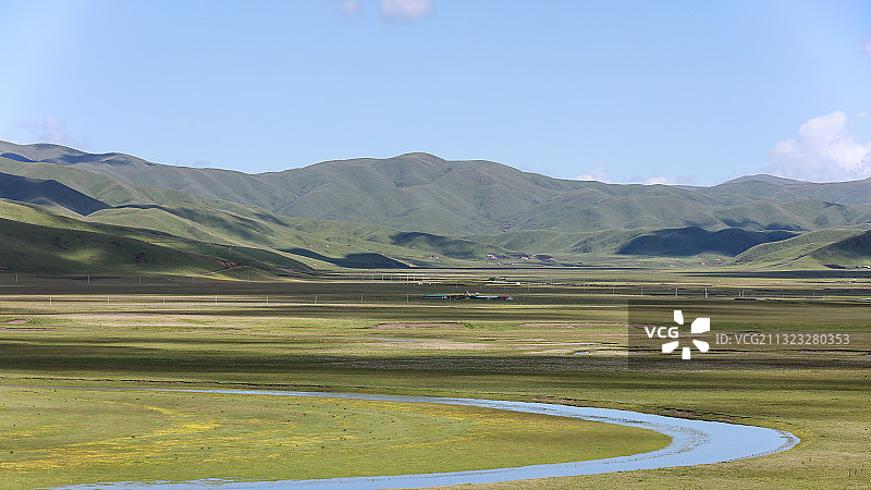 蓝天白云下的诺尔盖大草原图片素材