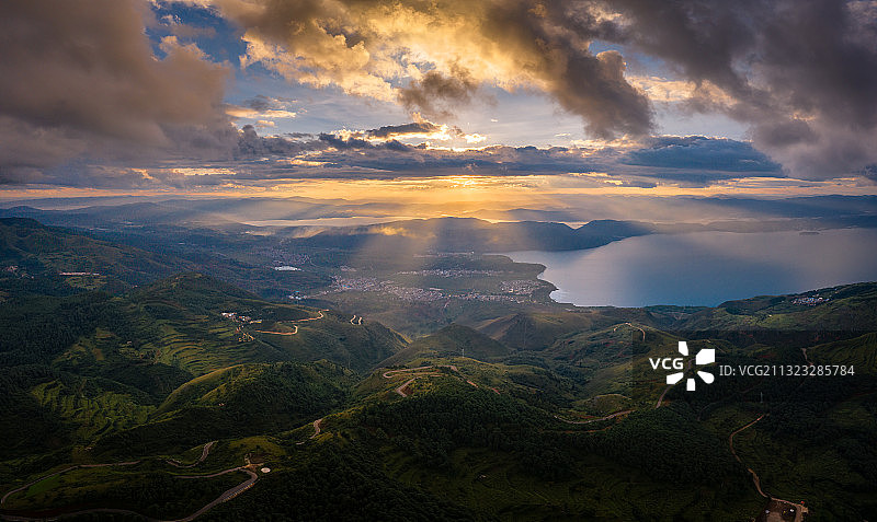 云南昆明周边的抚仙湖磨豆山日落航拍全景图片素材