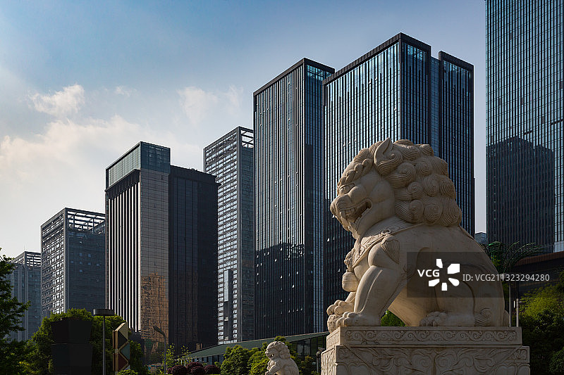 重庆江北嘴金融中心写字楼与石狮子图片素材