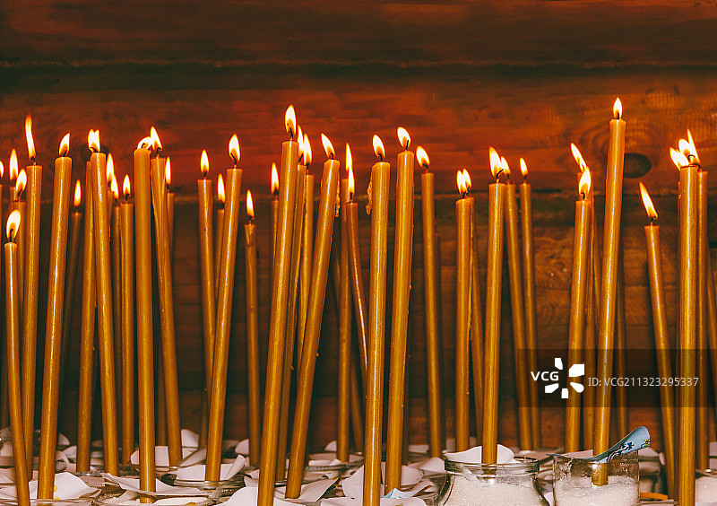 寺庙中燃烧的蜡烛特写图片素材
