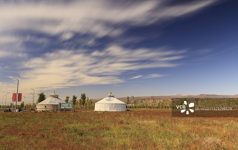 敕勒川草原与蒙古包。图片素材