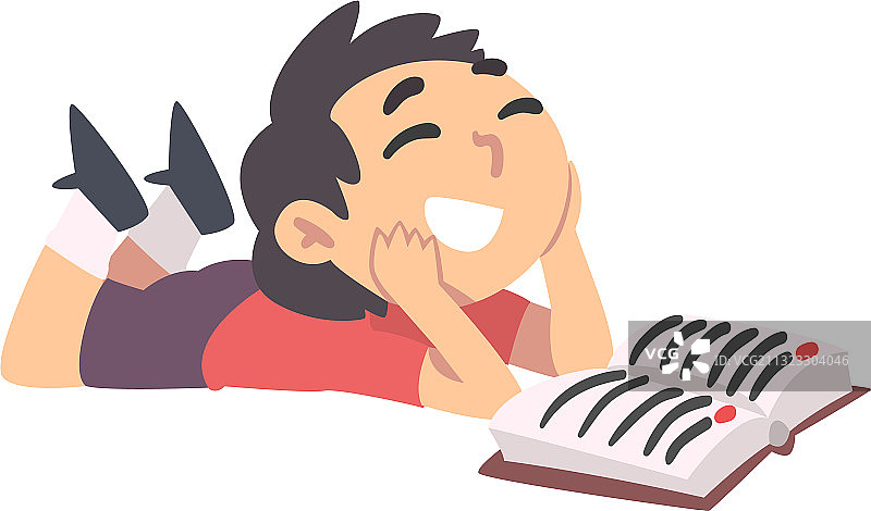 微笑的男孩在读童话故事书图片素材