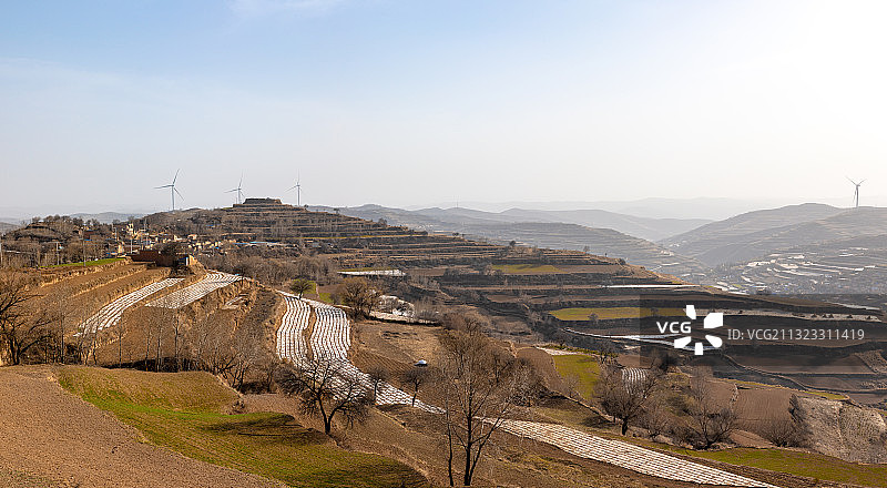 初春时节屹立于黄土高原上的名叫本家窑的堡子图片素材