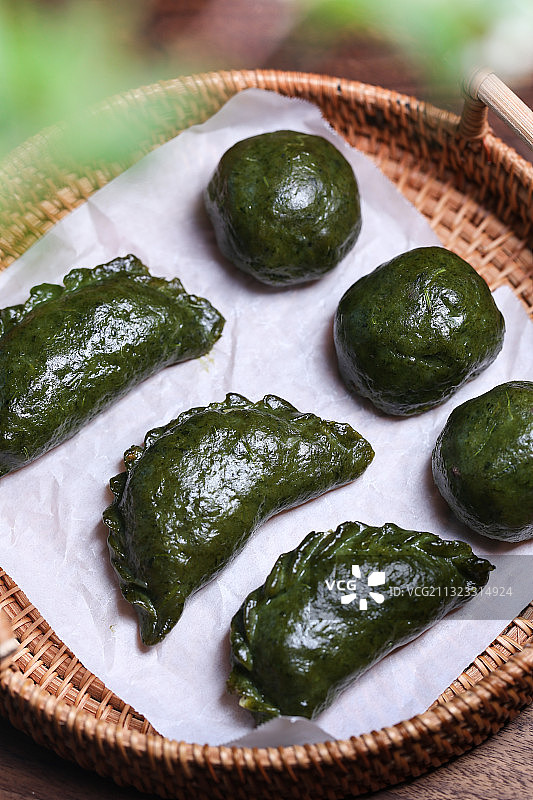 放在竹盘里的传统中式小吃清明果图片素材