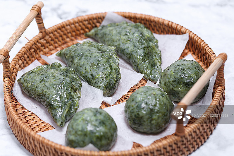 蒸熟的艾草青团图片素材