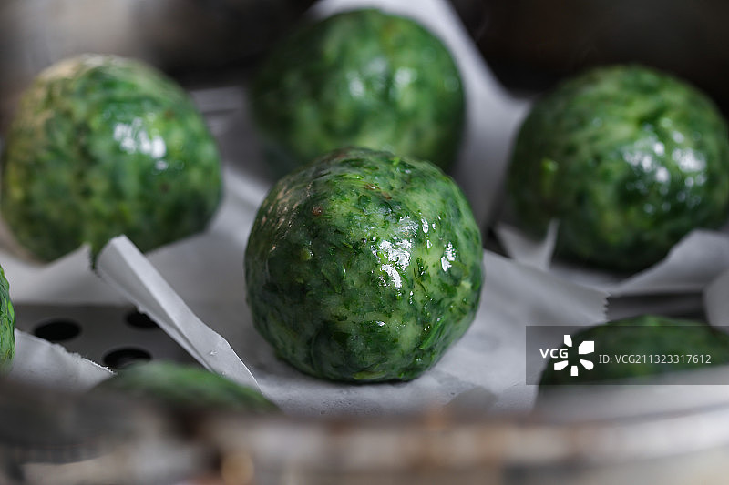 放在蒸锅里的还未蒸熟的艾草清明果图片素材