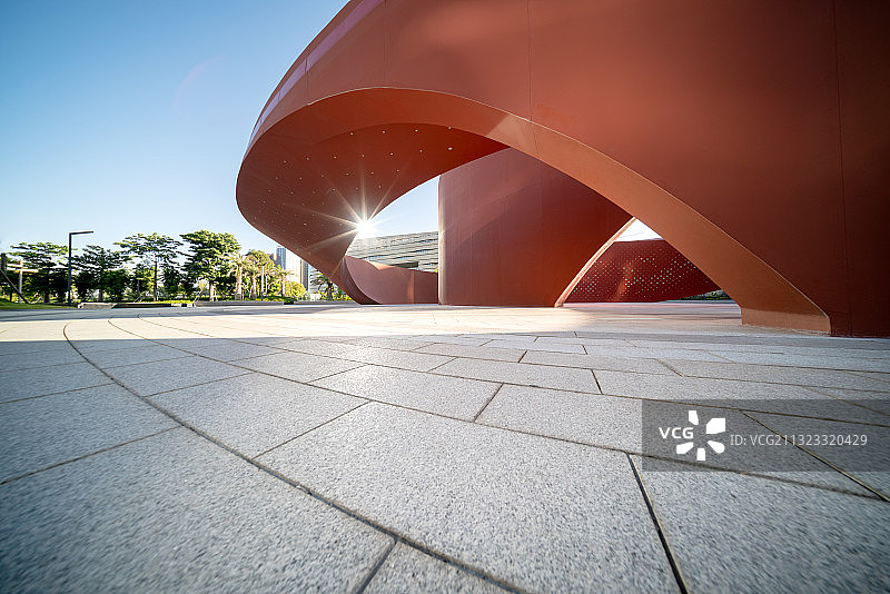 红色的抽象建筑和空旷地面图片素材