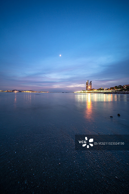 中国福建省厦门城市夜晚的天际线图片素材