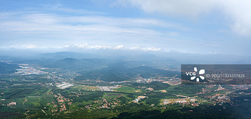 辽宁省丹东市凤城市凤凰山风景区俯瞰凤城市全貌图片素材