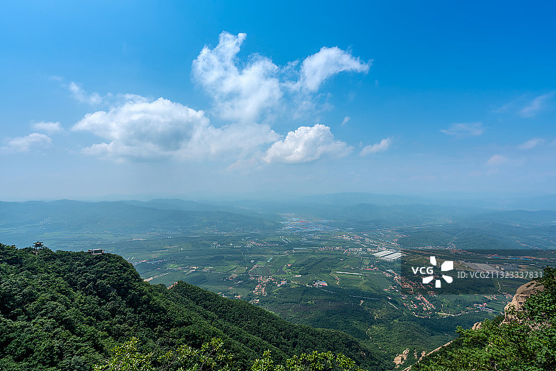 辽宁省丹东市凤城市凤凰山风景区俯瞰凤城市全貌图片素材