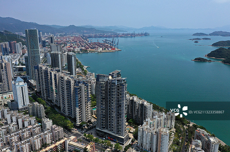 广东省深圳市盐田区沙头角口岸和香港船湾郊野公园图片素材