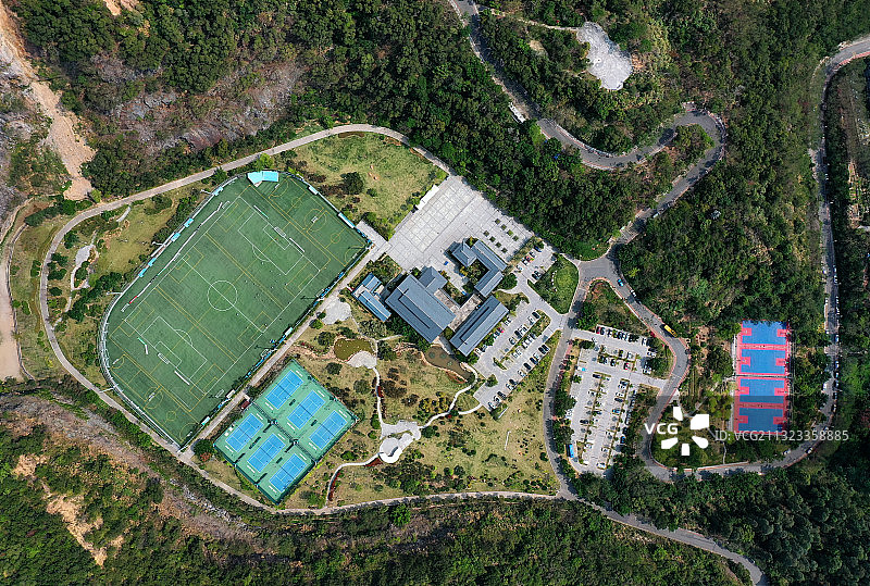 广东省深圳市罗湖区莲塘仙桐体育公园和梧桐山电视塔航拍图片素材