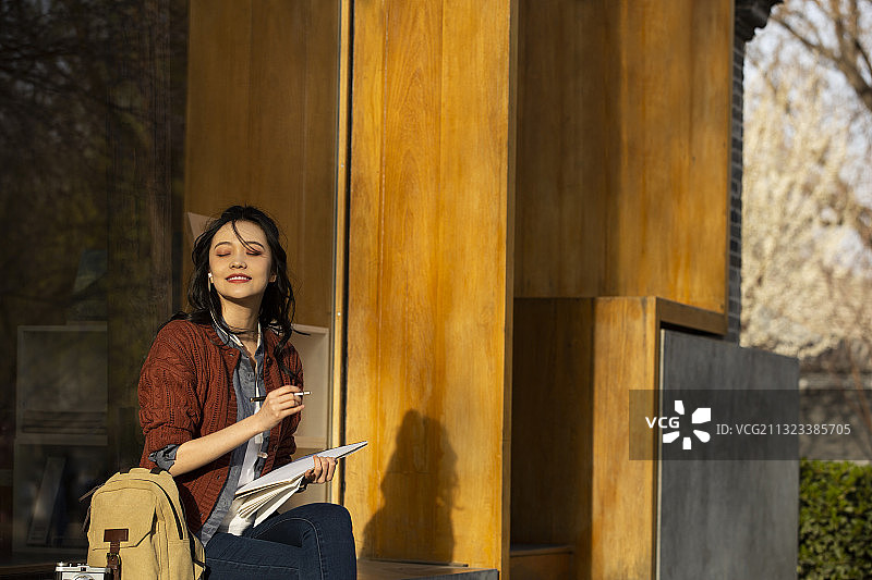 青年女子城市旅行听音乐写生画画图片素材