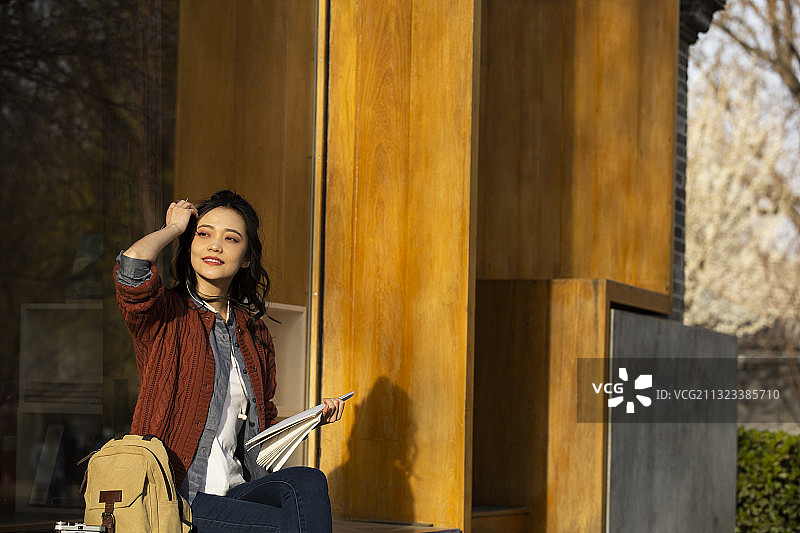 青年女子城市旅行听音乐写生画画图片素材