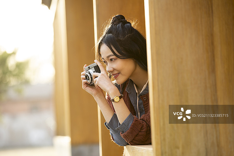 青年女子城市旅行拍照图片素材