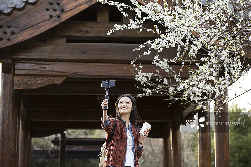 春天青年女子城市旅行自拍图片素材
