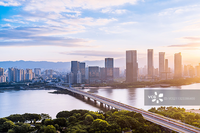 中国福建福州闽江沿岸CBD城市清晨风光图片素材