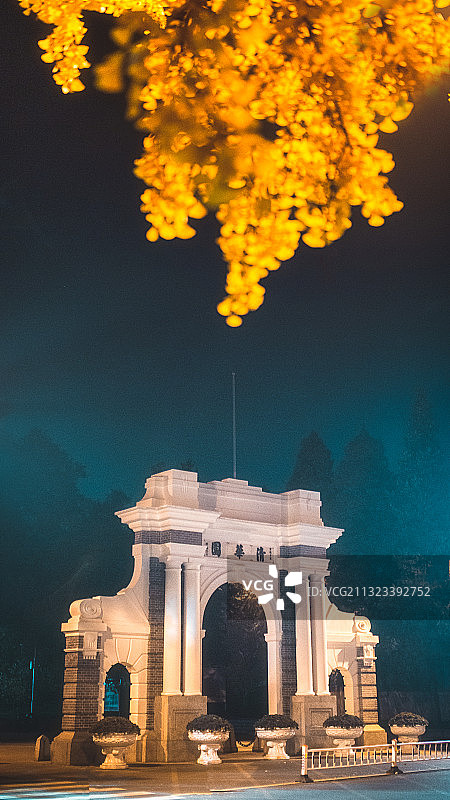 清华大学二校门夜景图片素材
