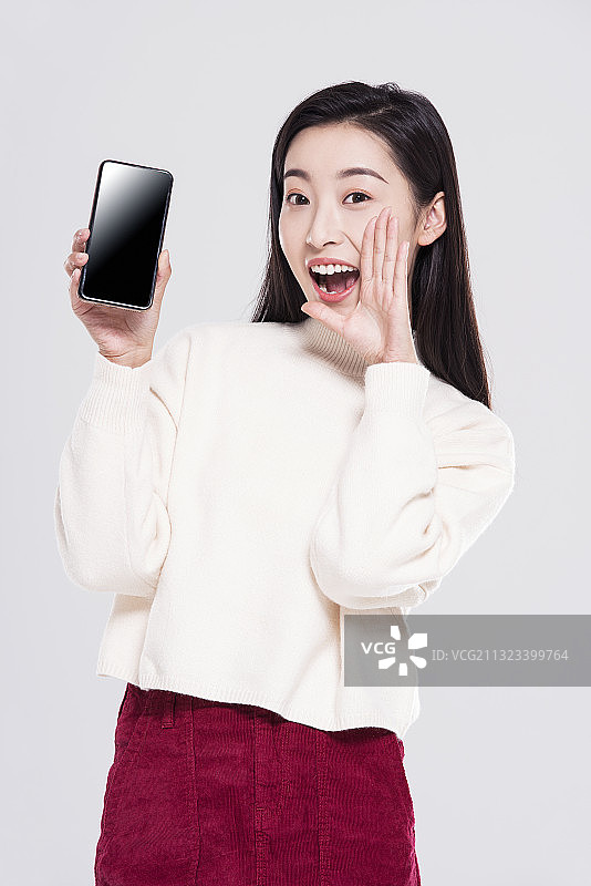 年轻女孩展示智能手机图片素材
