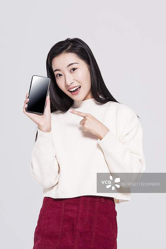 年轻女孩展示智能手机图片素材