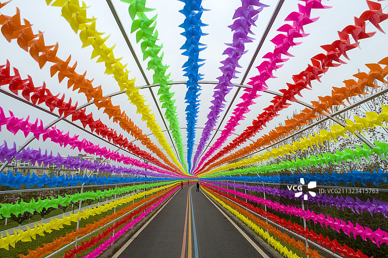 七彩色风车彩虹购车长廊走廊图片素材