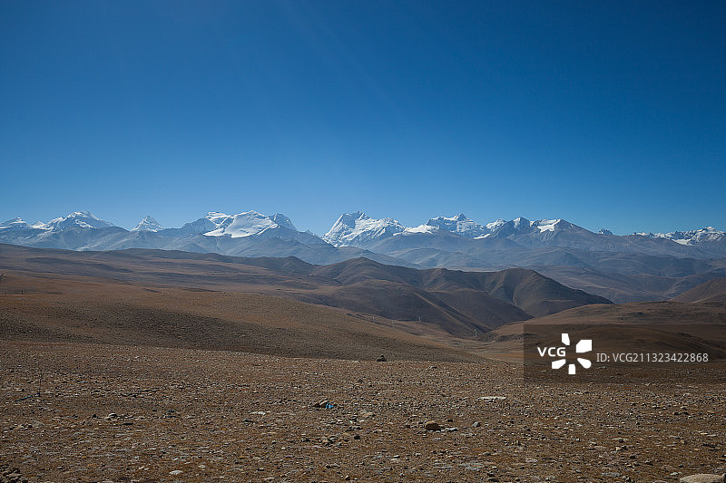 秋天高原一片荒芜的远处是喜马拉雅山脉图片素材