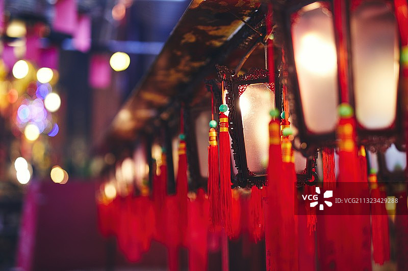 夜晚悬挂的照亮灯笼特写图片素材