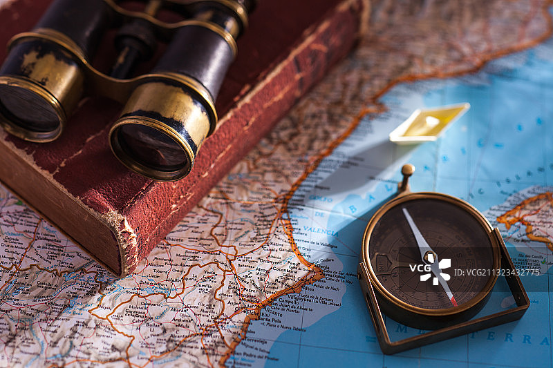 望远镜和罗盘图片素材