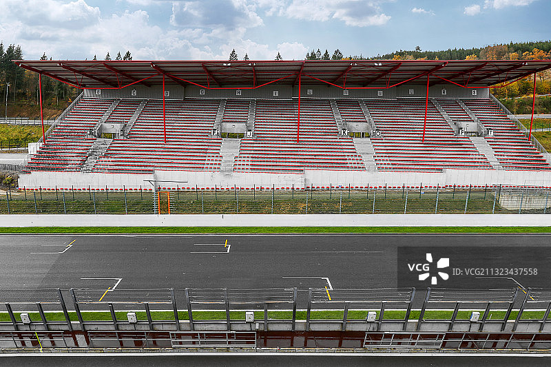 蓝天白云下的SPA赛道图片素材