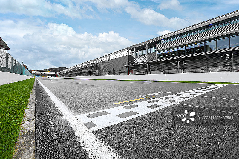 蓝天白云下的SPA赛道图片素材