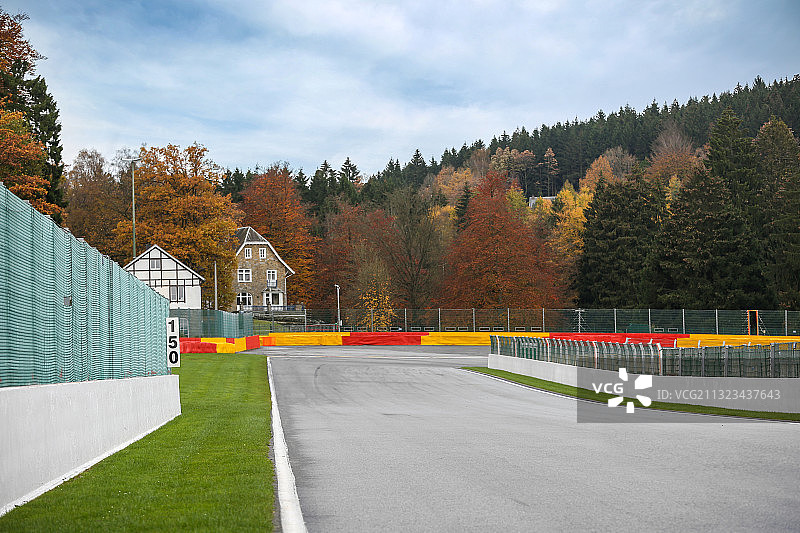 蓝天白云下的SPA赛道图片素材