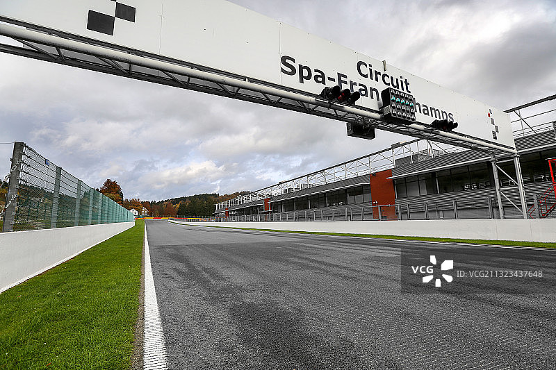 蓝天白云下的SPA赛道图片素材