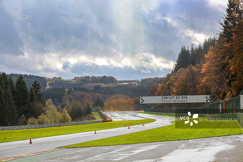 蓝天白云下的SPA赛道图片素材