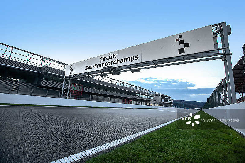 蓝天白云下的SPA赛道图片素材