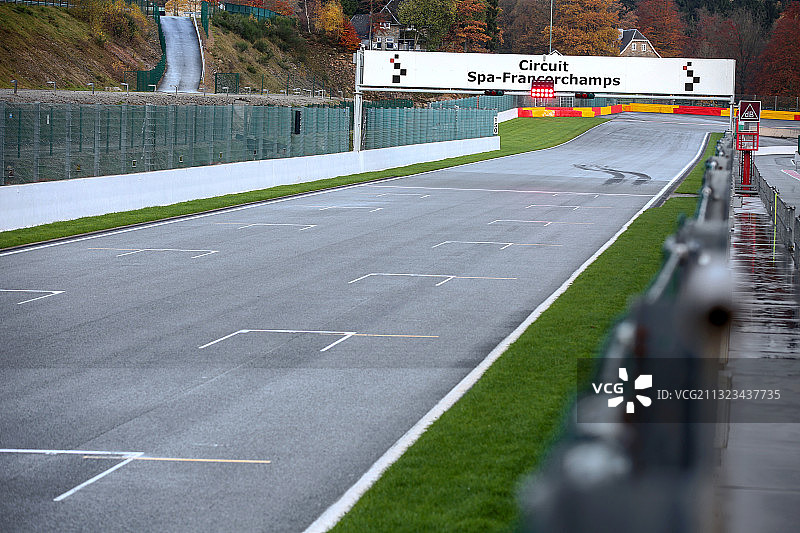 蓝天白云下的SPA赛道图片素材