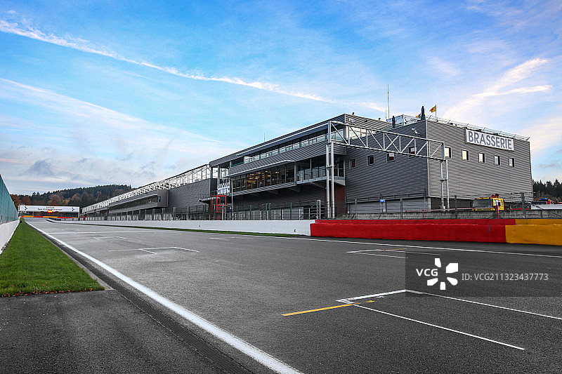 蓝天白云下的SPA赛道图片素材